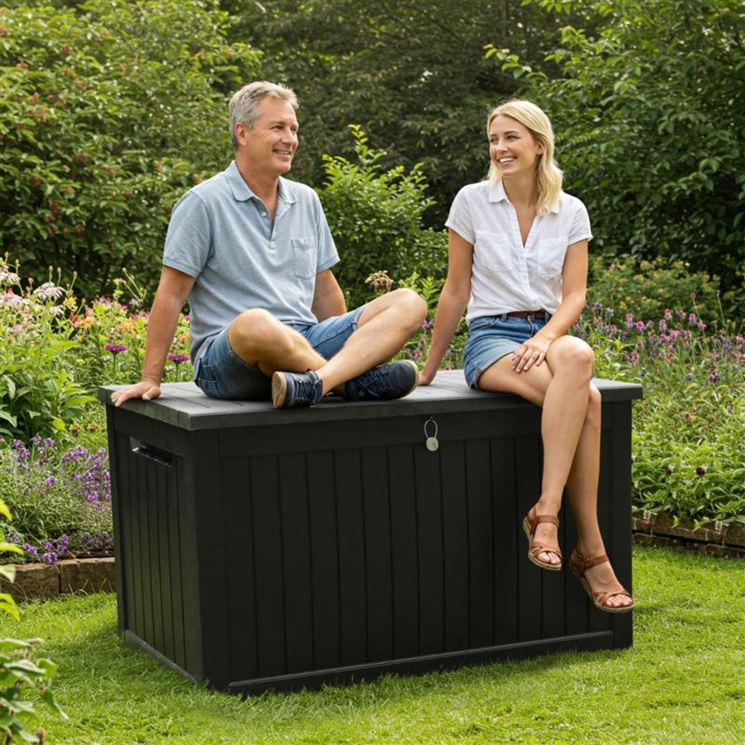 870L Extra Large Outdoor Garden Storage Box – Heavy-Duty Weather-Resistant Wood-Effect Chest with Lock, Gas-Lift Lid & Massive Capacity – Grey