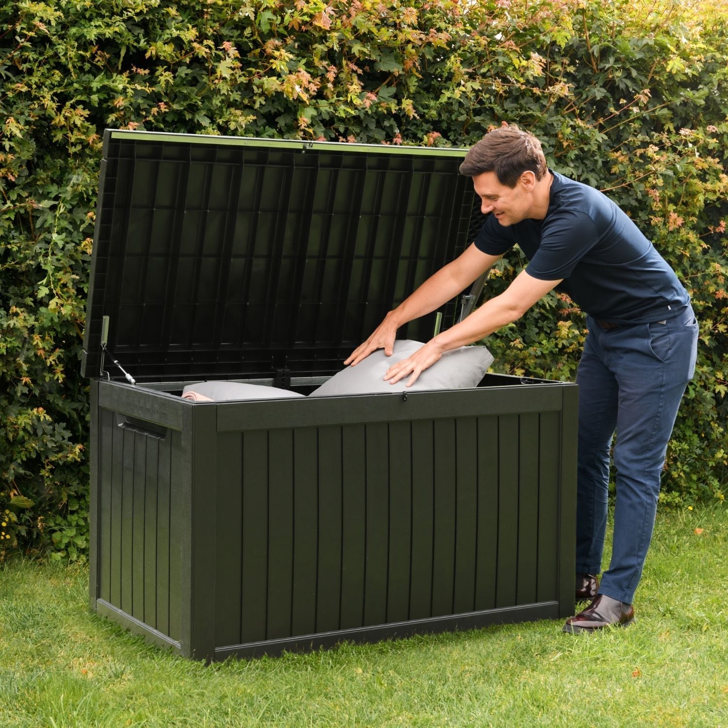 870L Extra Large Outdoor Garden Storage Box – Heavy-Duty Weather-Resistant Wood-Effect Chest with Lock, Gas-Lift Lid & Massive Capacity – Grey