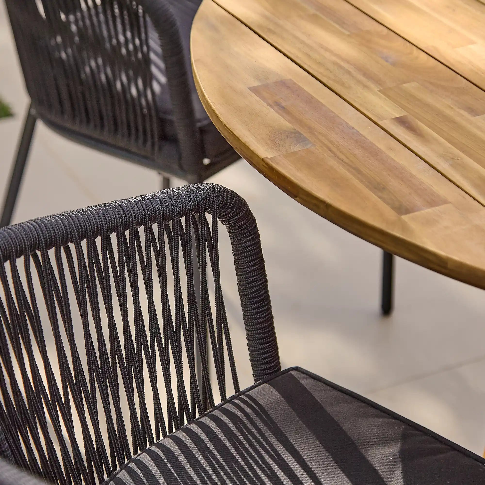 Willow 6 Seater Round Wooden Garden Set with 6 Hali Black Rope Chairs & Round Cream Parasol